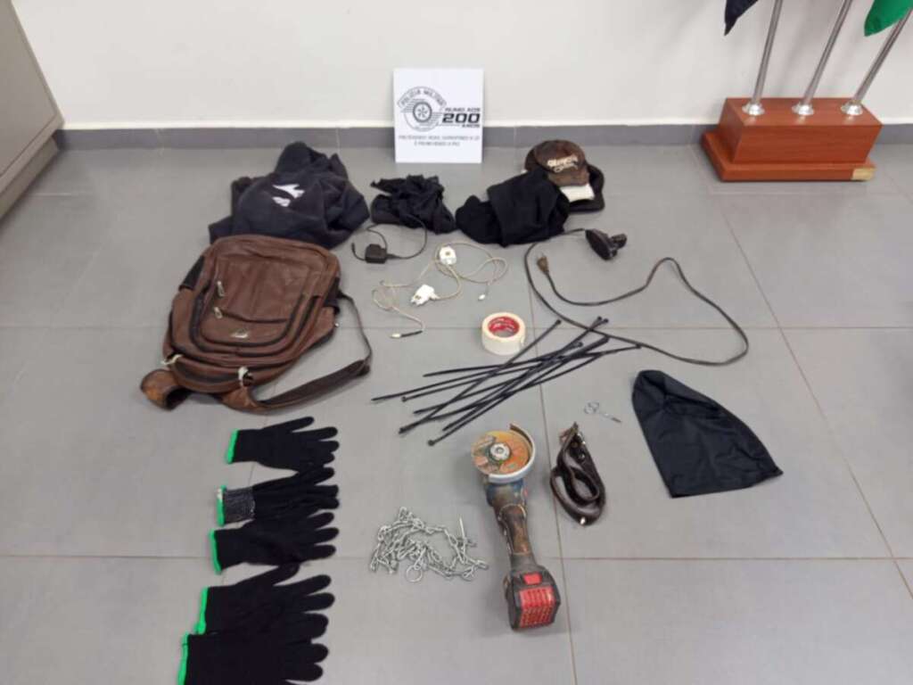 Três criminosos que praticaria roubo em Pirassununga, cercados por PMs de Leme, Araras e Pirassununga. Um bandido foi baleado 1 WhatsApp Image 2026 06 08 at 05.34.26