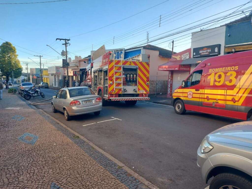 Incêndio em prédio comercial no centro de Pirassununga, mobilizou 11 bombeiros 1 WhatsApp Image 2026 06 22 at 08.34.53