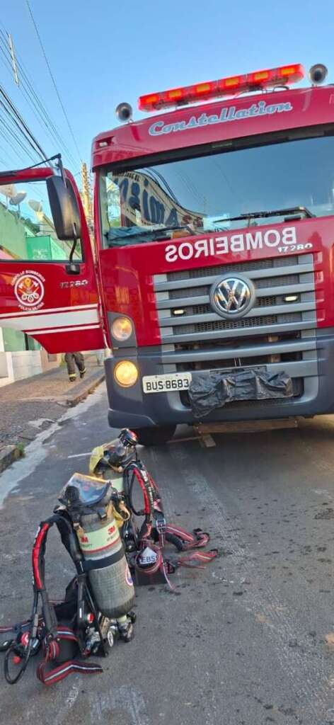 Incêndio em prédio comercial no centro de Pirassununga, mobilizou 11 bombeiros 2 WhatsApp Image 2026 06 22 at 08.34.54