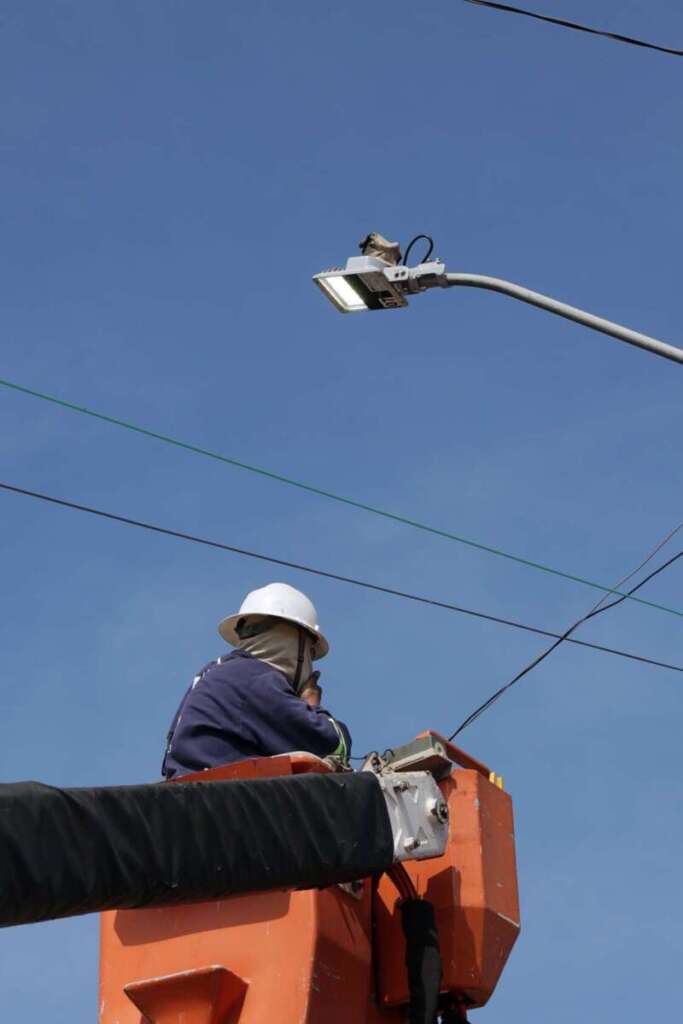 Troca de luminárias avança e chega a novos bairros de Leme 2 Equipes troca Lampadas 1