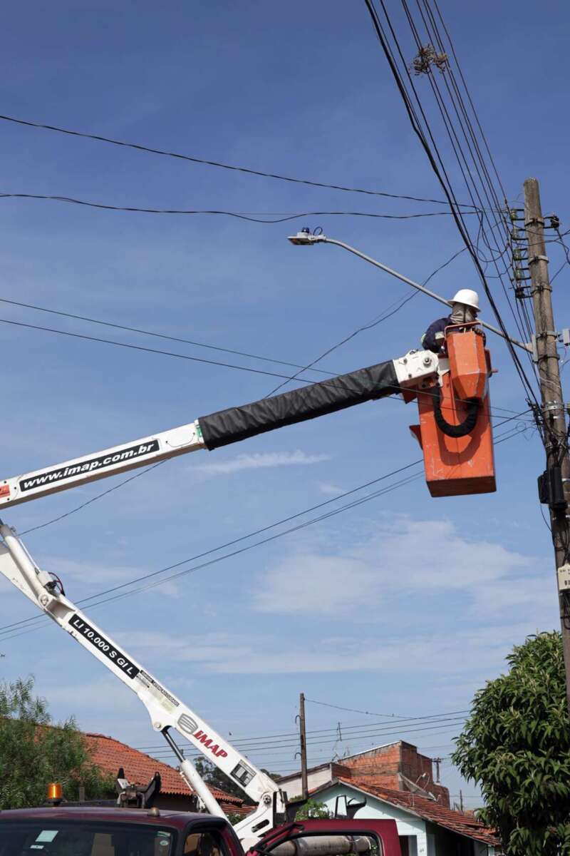 Troca de luminárias avança e chega a novos bairros de Leme 1 Equipes troca Lampadas 2