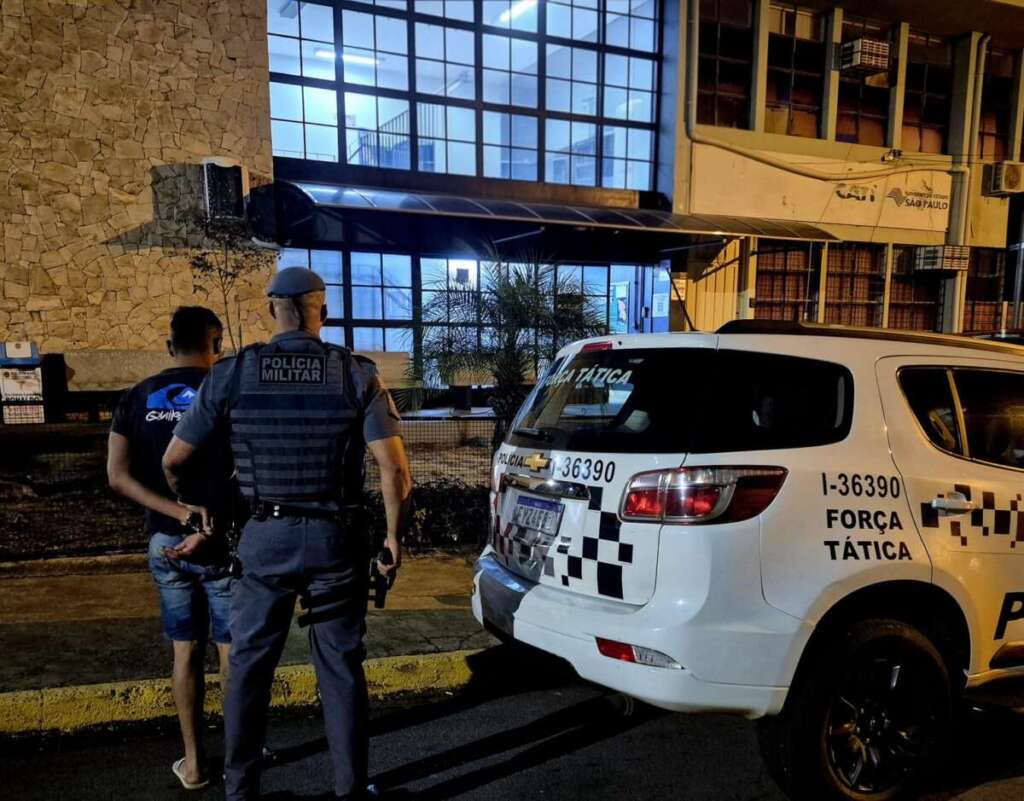 Polícia Militar apreende simulacro de arma de fogo e cumpre mandado de prisão em Pirassununga 2 WhatsApp Image 2026 07 29 at 09.01.41
