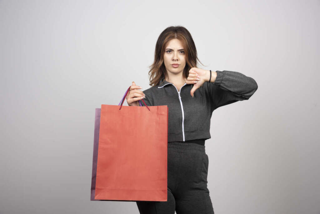 Falsificação de produtos: impactos financeiros e de reputação para empresas 1 photo young woman holding shopping bags
