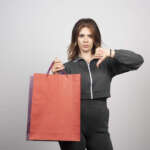 photo young woman holding shopping bags
