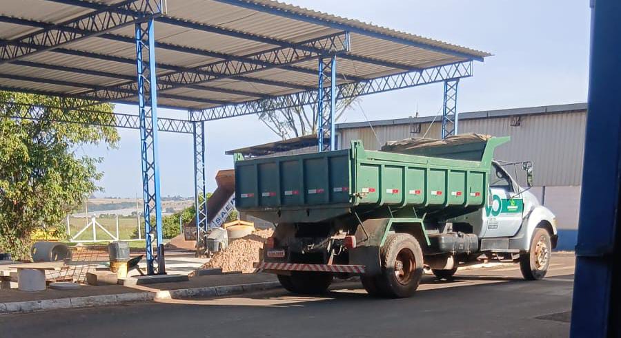 PIRASSUNUNGA - II . EXCLUSIVO: Obras na entrada da cidade viram alvo de denúncia por descarte irregular de resíduos 2 WhatsApp Image 2026 08 11 at 20.46.25