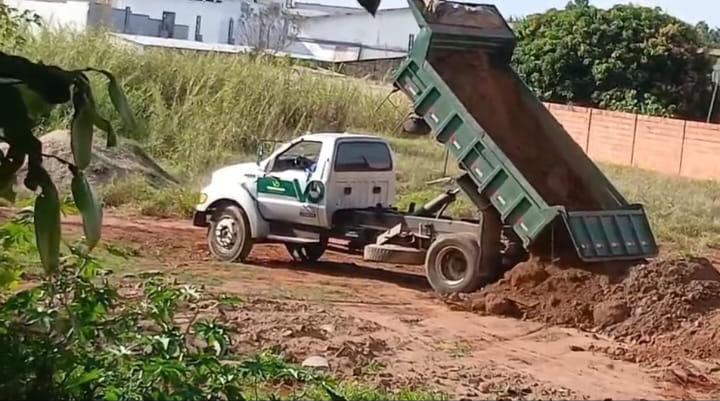 PIRASSUNUNGA - II . EXCLUSIVO: Obras na entrada da cidade viram alvo de denúncia por descarte irregular de resíduos 1 WhatsApp Image 2026 08 11 at 21.00.14
