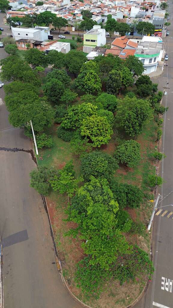 Prefeito de Leme anuncia reta final do REFIS, convoca beneficiários do Bolsa Família e duas novas praças 3 Praca Jardim Mariana 051026 5