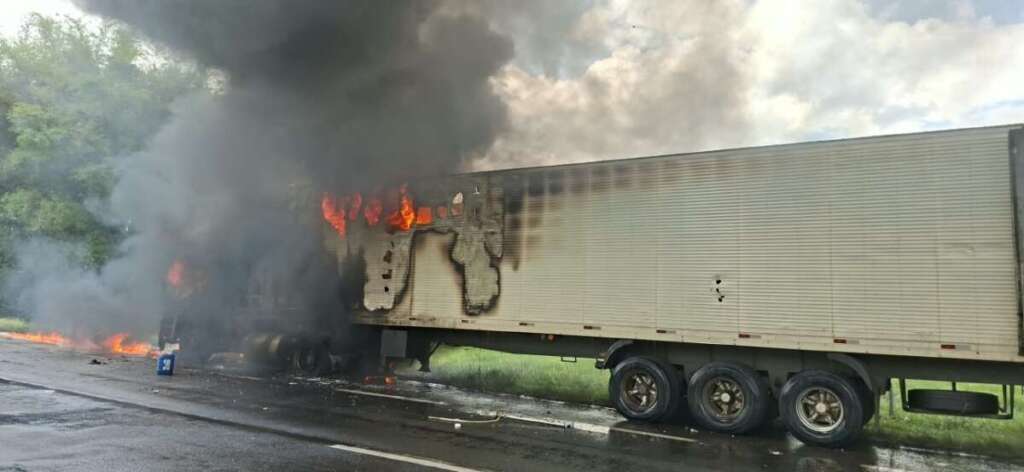 Incêndio de grandes proporções destrói 'carreta' com carga de munições e eletrodomésticos na SP-330, em Pirassununga 1 WhatsApp Image 2026 10 04 at 16.02.21 1