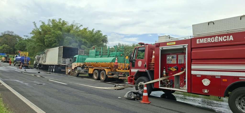 Incêndio de grandes proporções destrói 'carreta' com carga de munições e eletrodomésticos na SP-330, em Pirassununga 4 WhatsApp Image 2026 10 04 at 16.02.21