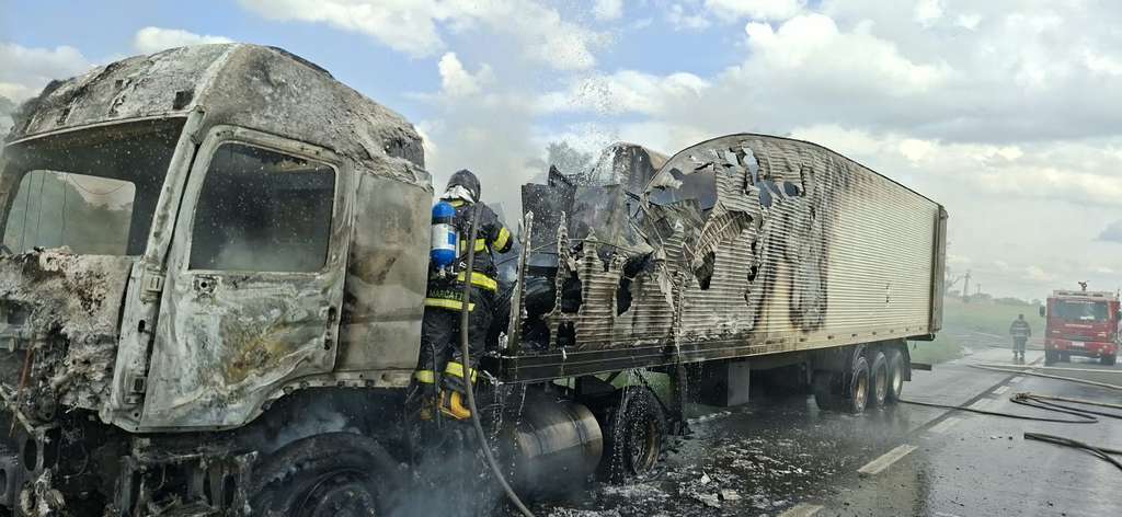 Incêndio de grandes proporções destrói 'carreta' com carga de munições e eletrodomésticos na SP-330, em Pirassununga 2 WhatsApp Image 2026 10 04 at 16.02.21 2