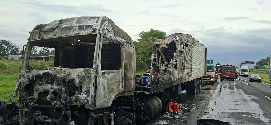 Incêndio de grandes proporções destrói 'carreta' com carga de munições e eletrodomésticos na SP-330, em Pirassununga 3 WhatsApp Image 2026 10 04 at 16.02.22